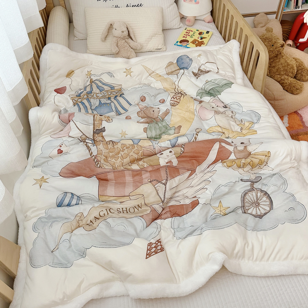 91家纺网 家纺一手货源 找家纺 荷马之梦 2025新款A类针织棉牛奶绒大豆纤维春秋被冬被儿童被芯幼儿园被子-奶芙系列 奶芙-云上演出