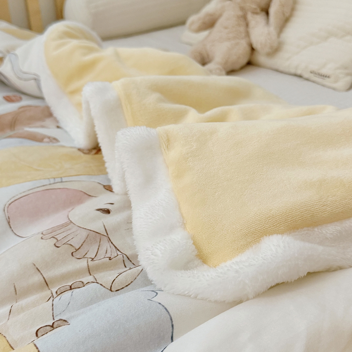 91家纺网 家纺一手货源 找家纺 荷马之梦 2025新款A类针织棉牛奶绒大豆纤维春秋被冬被儿童被芯幼儿园被子-奶芙系列 奶芙-云上演出