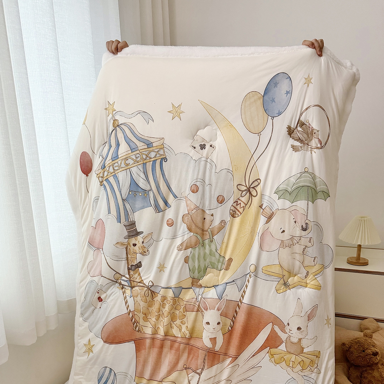 91家纺网 家纺一手货源 找家纺 荷马之梦 2025新款A类针织棉牛奶绒大豆纤维春秋被冬被儿童被芯幼儿园被子-奶芙系列 奶芙-云上演出