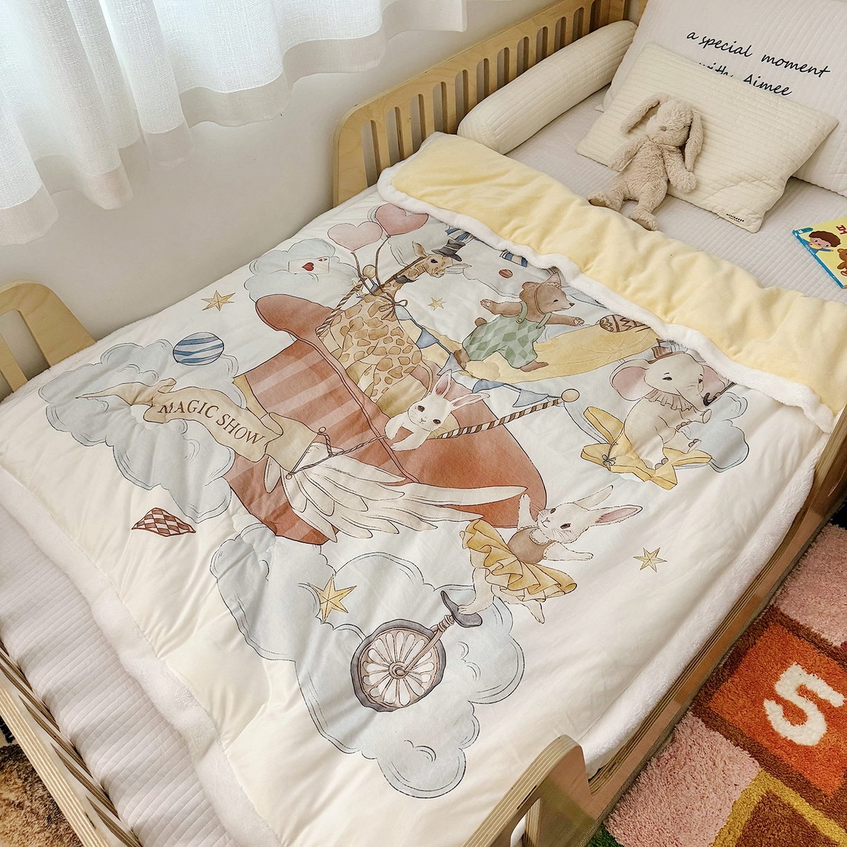 91家纺网 家纺一手货源 找家纺 荷马之梦 2025新款A类针织棉牛奶绒大豆纤维春秋被冬被儿童被芯幼儿园被子-奶芙系列 奶芙-云上演出