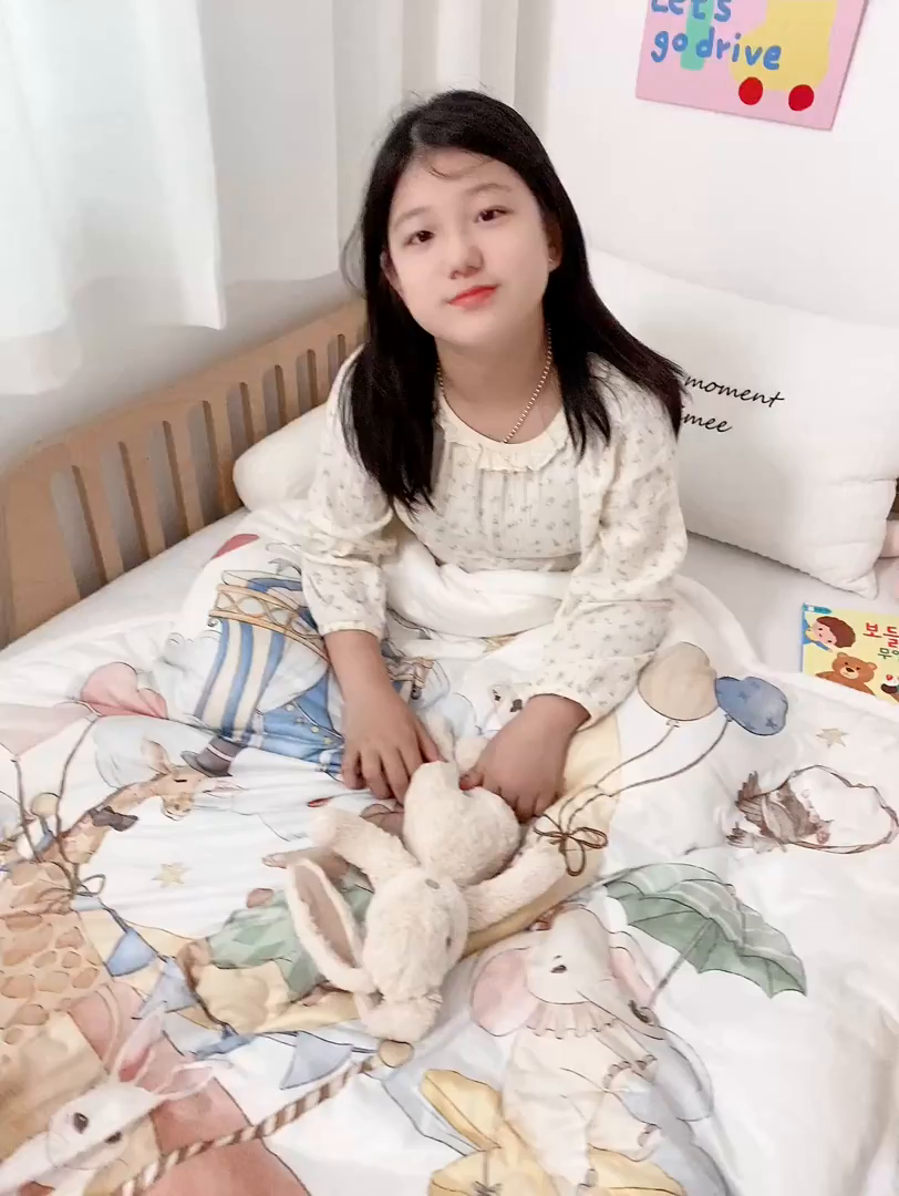 91家纺网 家纺一手货源 找家纺 荷马之梦 2025新款A类针织棉牛奶绒大豆纤维春秋被冬被儿童被芯幼儿园被子-奶芙系列 奶芙-云上演出