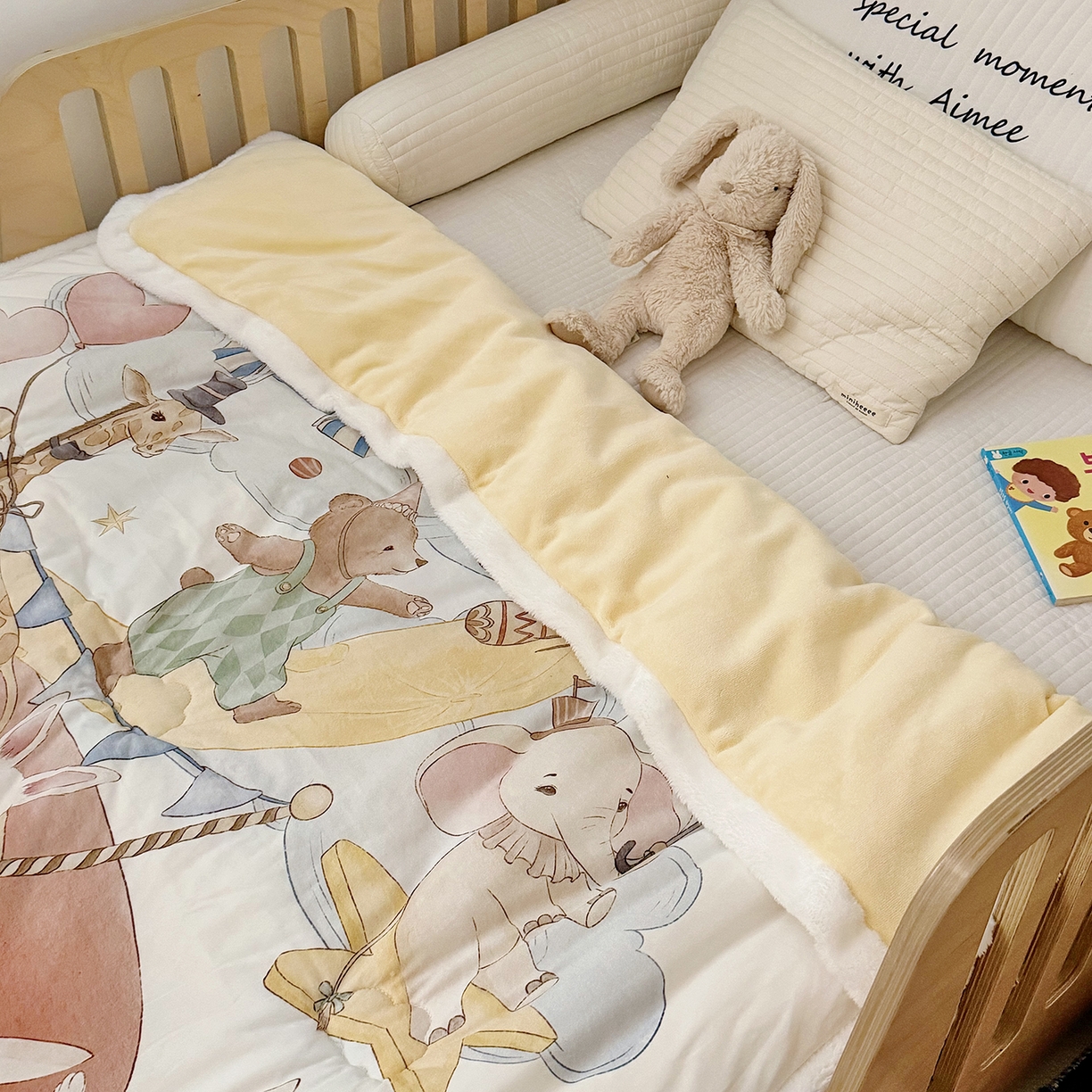 91家纺网 家纺一手货源 找家纺 荷马之梦 2025新款A类针织棉牛奶绒大豆纤维春秋被冬被儿童被芯幼儿园被子-奶芙系列 奶芙-云上演出