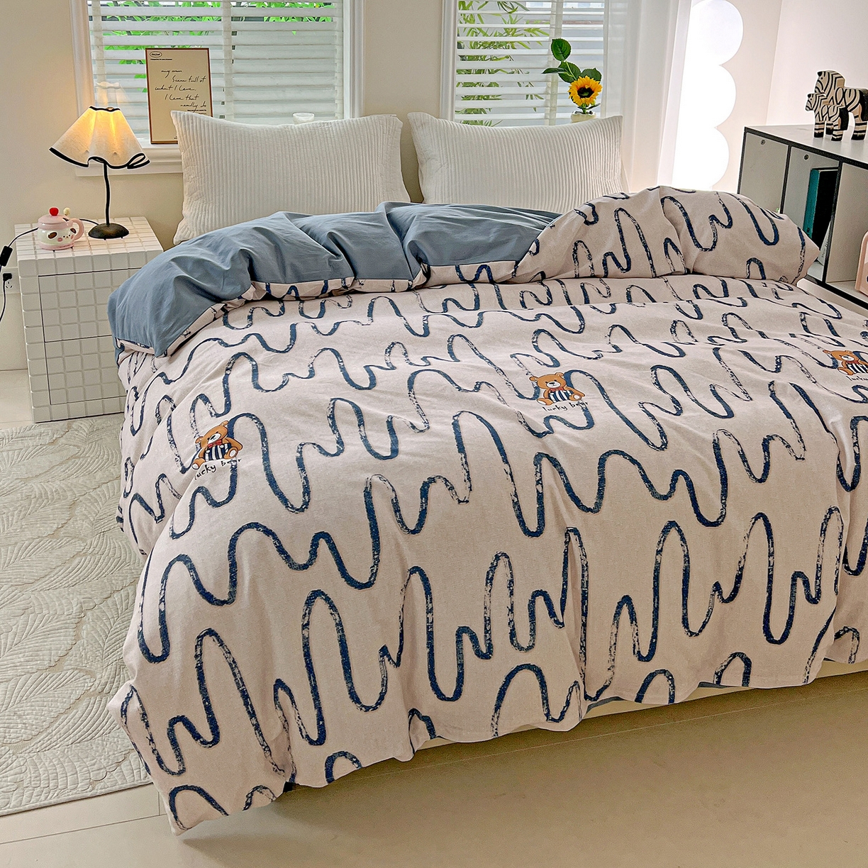 91家纺网 家纺一手货源 找家纺 依庭 2025新款高克重全棉纯棉磨毛印花四件套 幸运熊