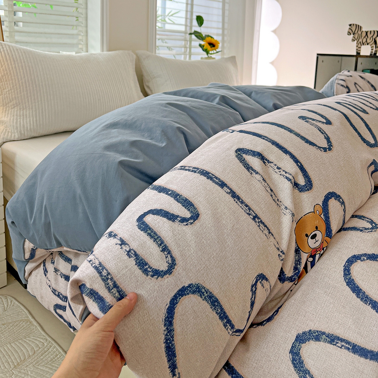 91家纺网 家纺一手货源 找家纺 依庭 2025新款高克重全棉纯棉磨毛印花四件套 幸运熊