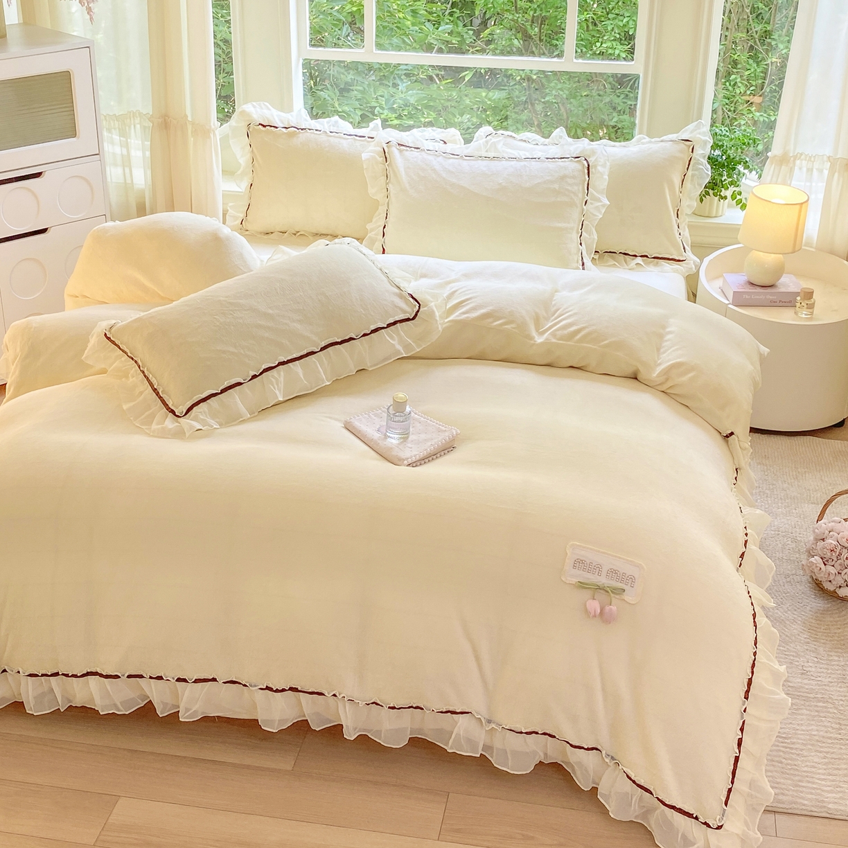 91家纺网 家纺一手货源 找家纺 二八年华 2025新款韩式花边款牛奶绒四件套 鹅黄