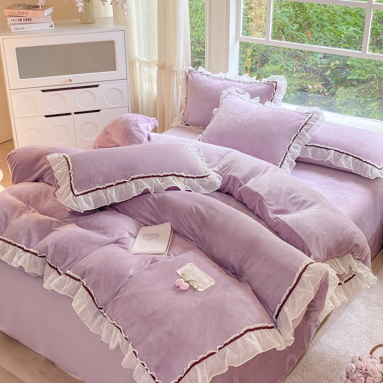 91家纺网 家纺一手货源 找家纺 二八年华 2025新款韩式花边款牛奶绒四件套 鸢紫