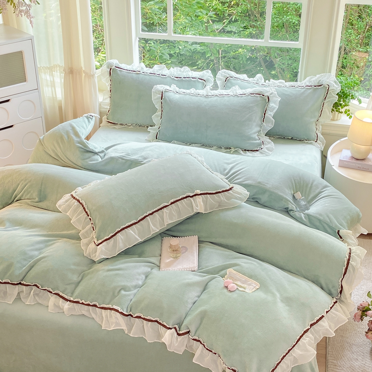 91家纺网 家纺一手货源 找家纺 二八年华 2025新款韩式花边款牛奶绒四件套 水绿