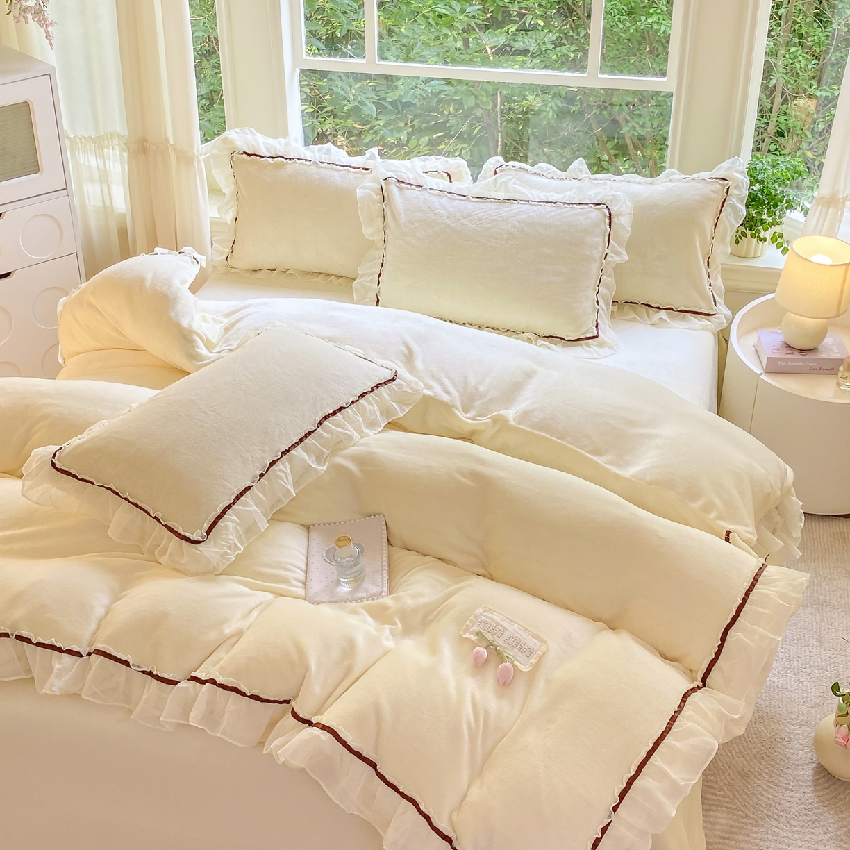 91家纺网 家纺一手货源 找家纺 二八年华 2025新款韩式花边款牛奶绒四件套 鹅黄