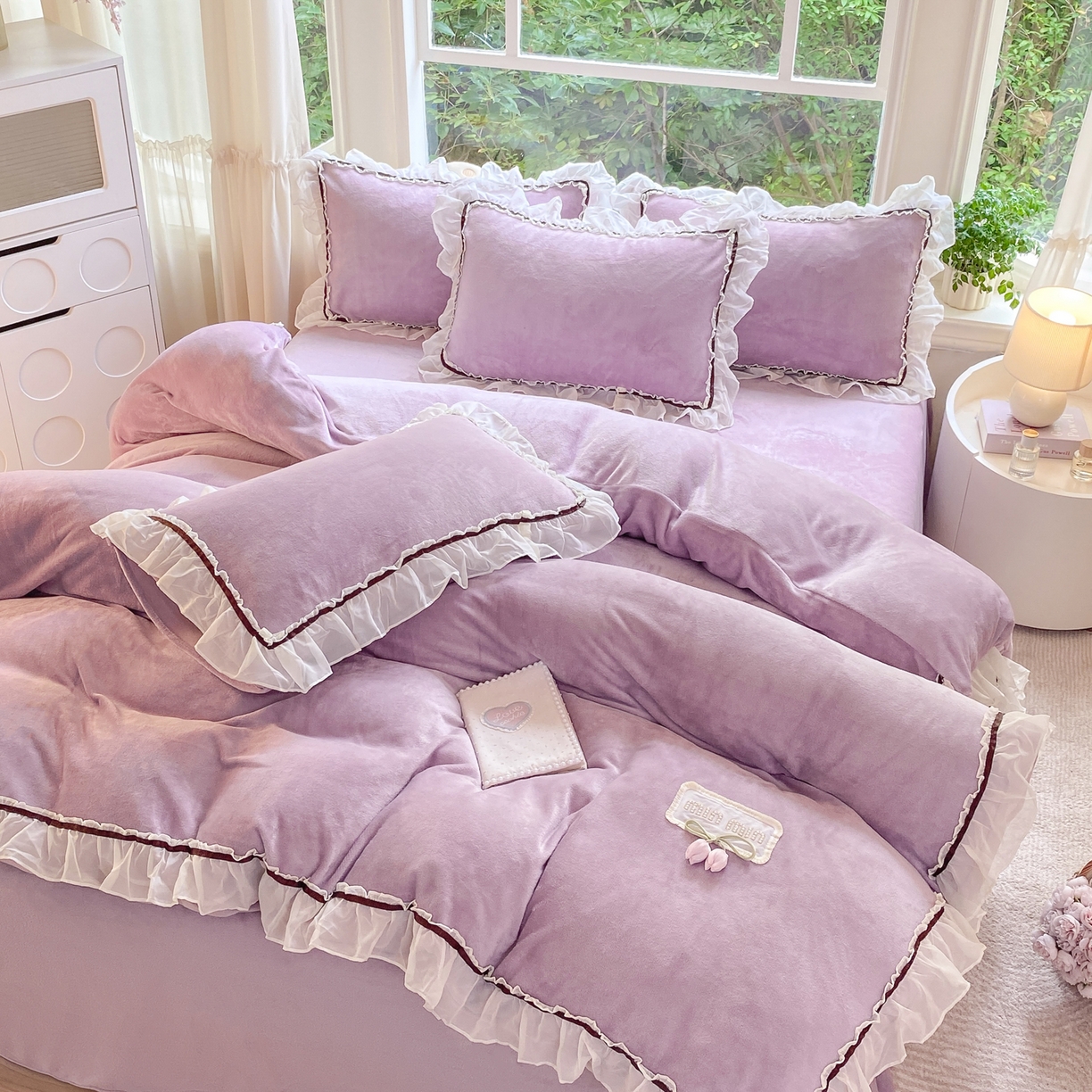 91家纺网 家纺一手货源 找家纺 二八年华 2025新款韩式花边款牛奶绒四件套 鸢紫