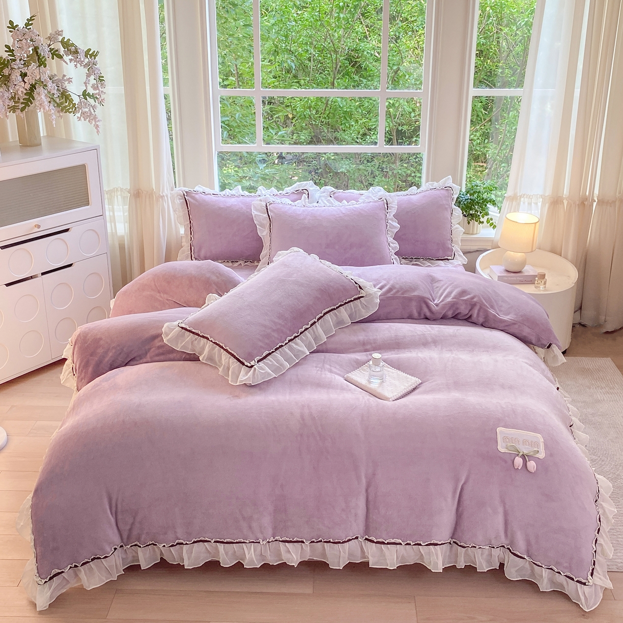 91家纺网 家纺一手货源 找家纺 二八年华 2025新款韩式花边款牛奶绒四件套 鸢紫