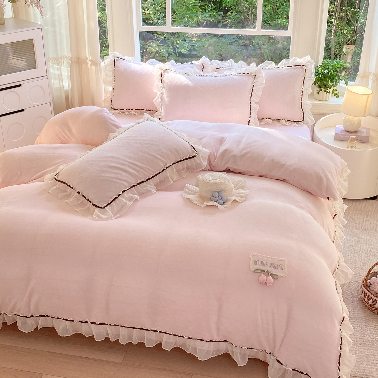 91家纺网 家纺一手货源 找家纺 二八年华 2025新款韩式花边款牛奶绒四件套 粉玉