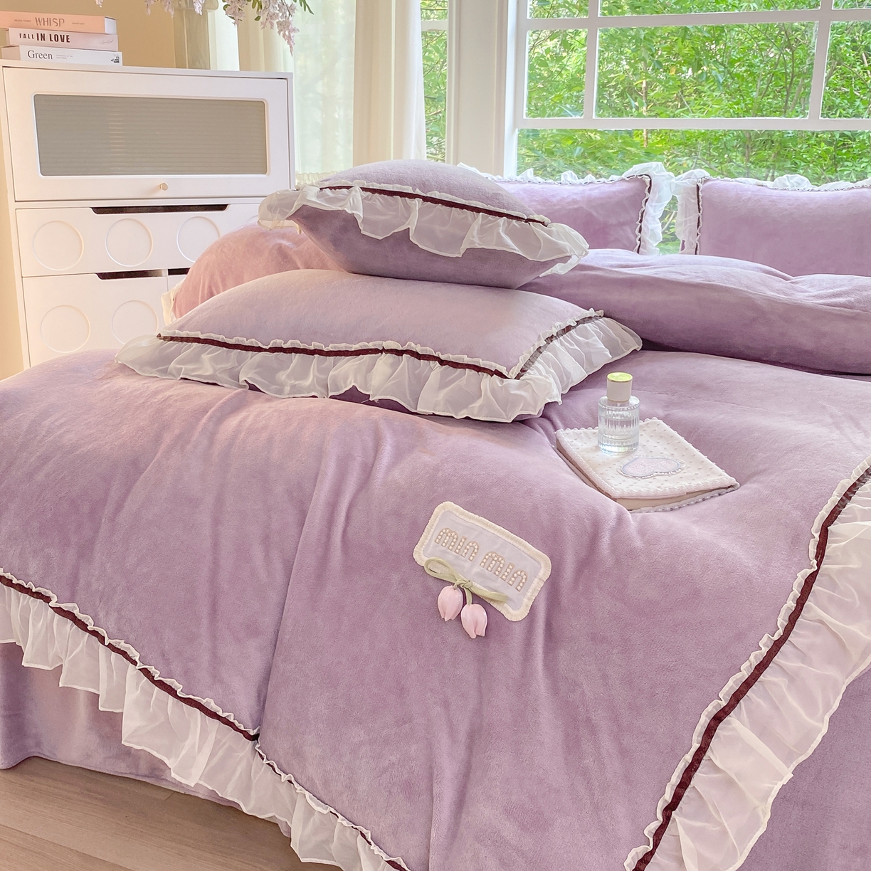 91家纺网 家纺一手货源 找家纺 二八年华 2025新款韩式花边款牛奶绒四件套 鸢紫