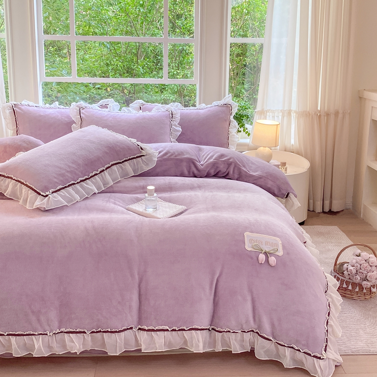 91家纺网 家纺一手货源 找家纺 二八年华 2025新款韩式花边款牛奶绒四件套 鸢紫