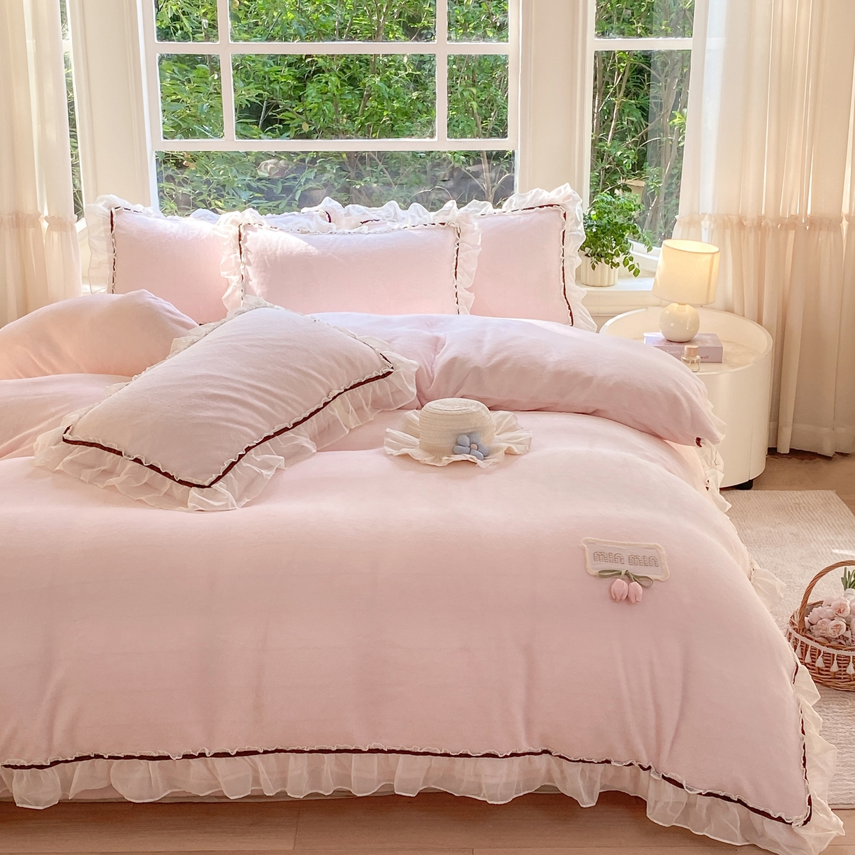 91家纺网 家纺一手货源 找家纺 二八年华 2025新款韩式花边款牛奶绒四件套 粉玉