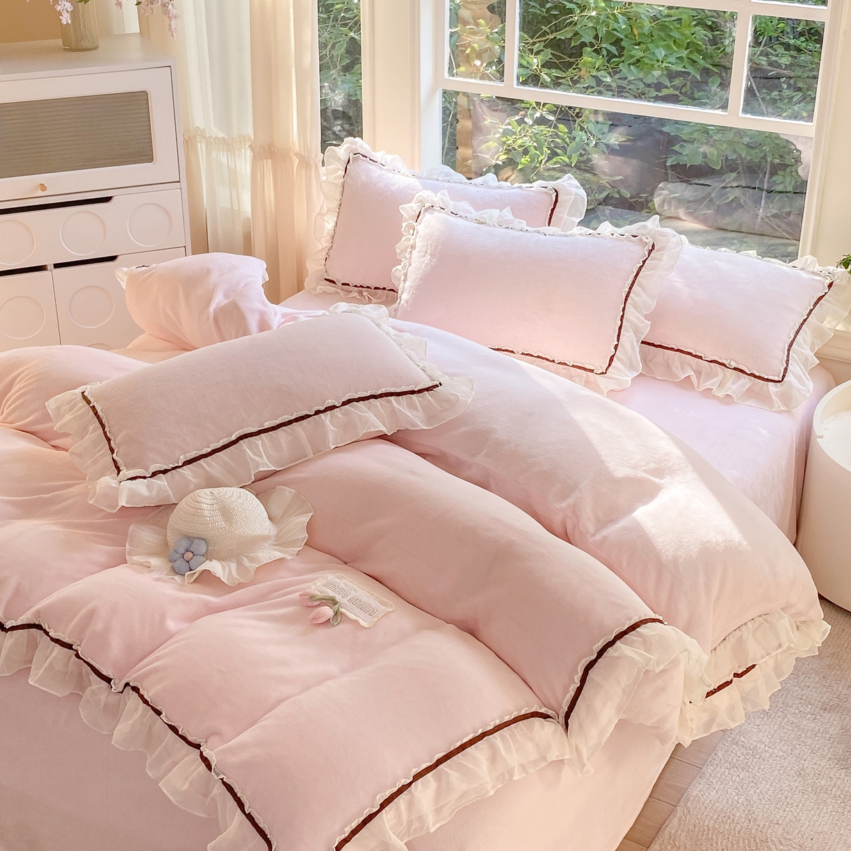 91家纺网 家纺一手货源 找家纺 二八年华 2025新款韩式花边款牛奶绒四件套 粉玉