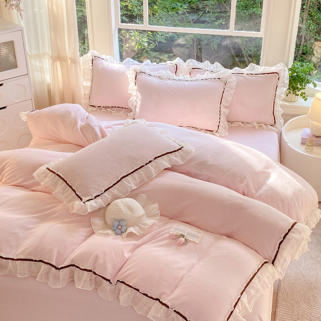 91家纺网 家纺一手货源 找家纺 二八年华 2025新款韩式花边款牛奶绒四件套 粉玉