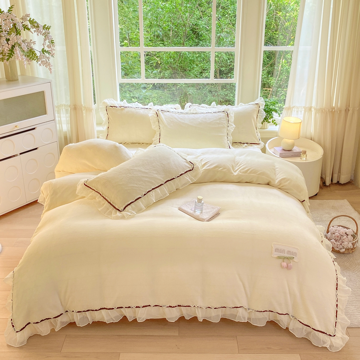 91家纺网 家纺一手货源 找家纺 二八年华 2025新款韩式花边款牛奶绒四件套 鹅黄