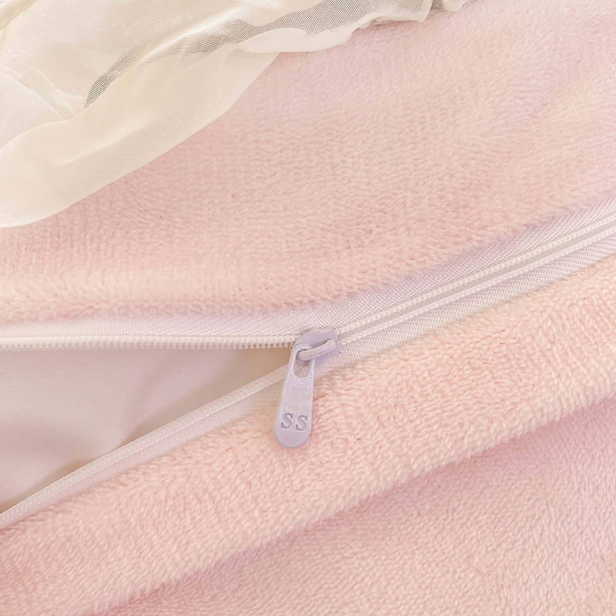 91家纺网 家纺一手货源 找家纺 二八年华 2025新款韩式花边款牛奶绒四件套 粉玉