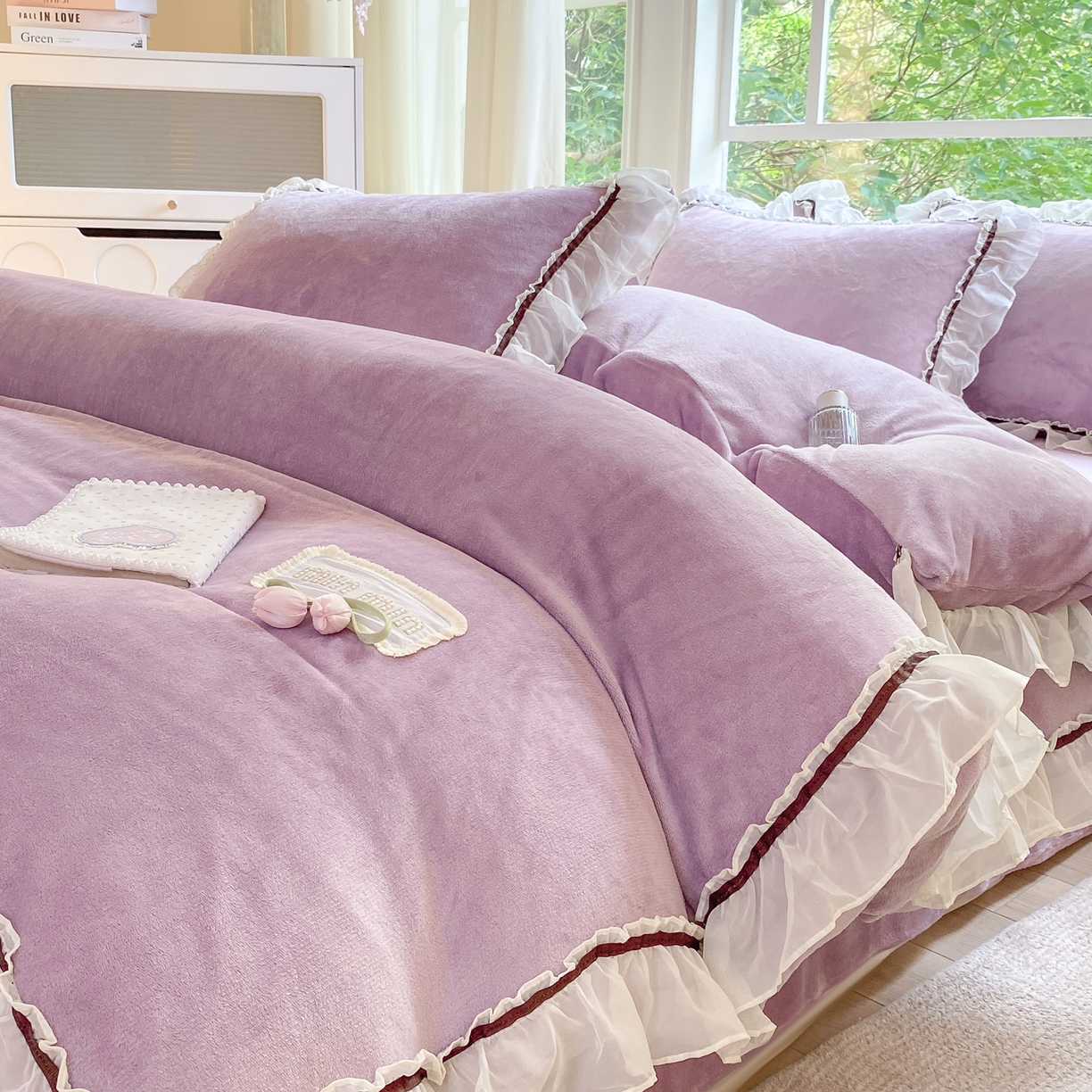 91家纺网 家纺一手货源 找家纺 二八年华 2025新款韩式花边款牛奶绒四件套 鸢紫