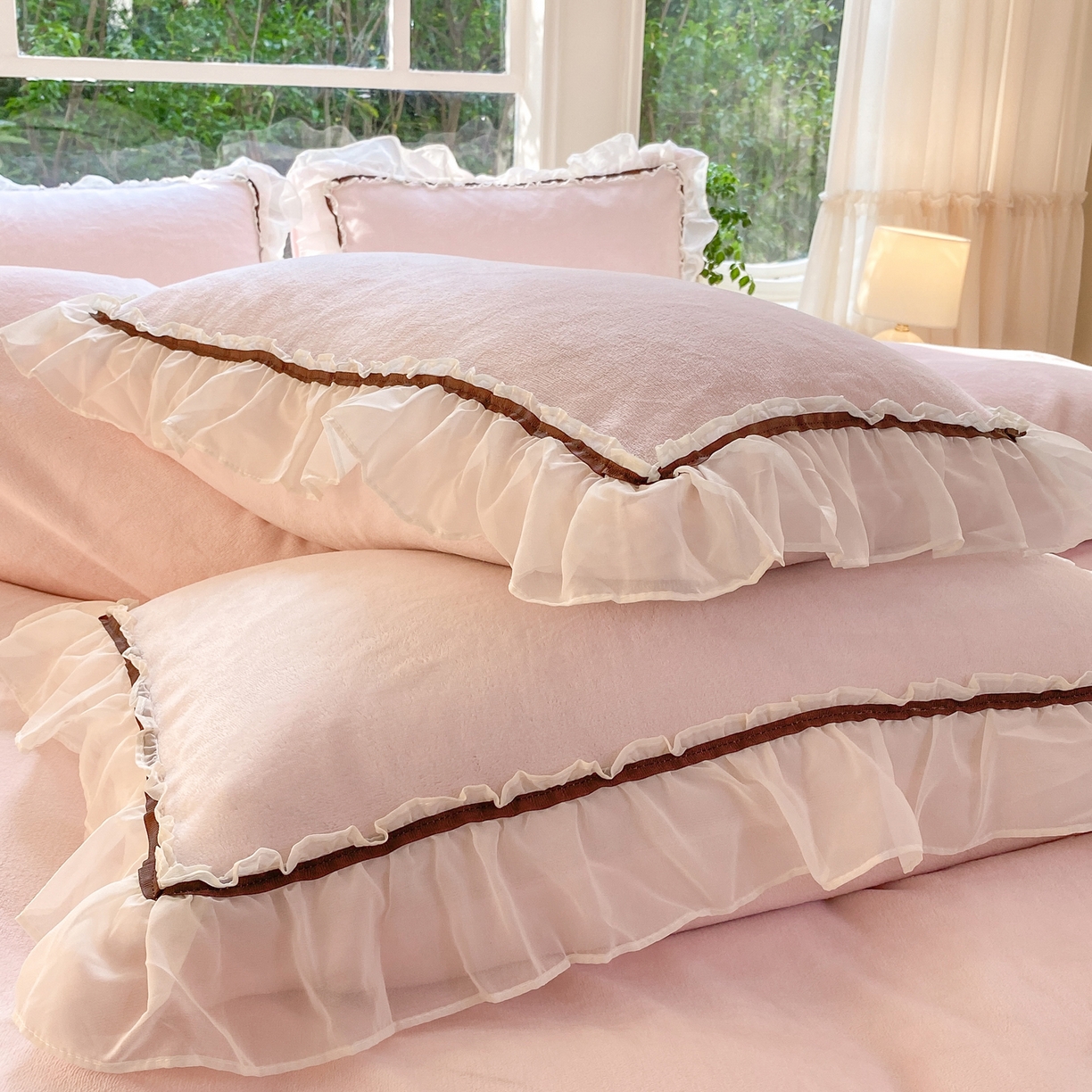 91家纺网 家纺一手货源 找家纺 二八年华 2025新款韩式花边款牛奶绒四件套 粉玉