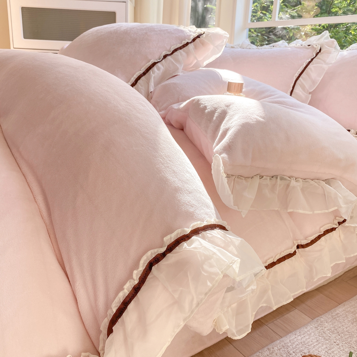 91家纺网 家纺一手货源 找家纺 二八年华 2025新款韩式花边款牛奶绒四件套 粉玉