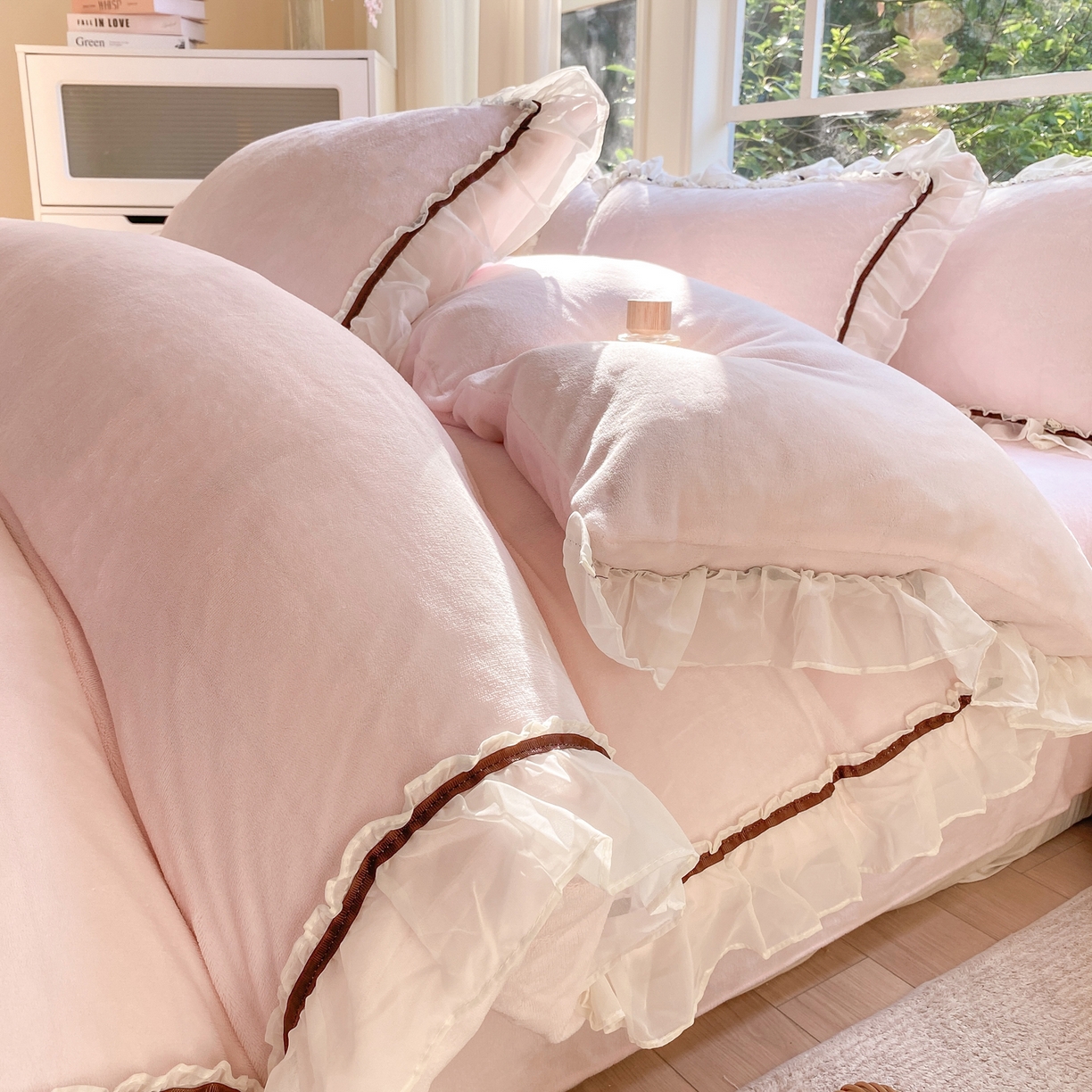 91家纺网 家纺一手货源 找家纺 二八年华 2025新款韩式花边款牛奶绒四件套 粉玉