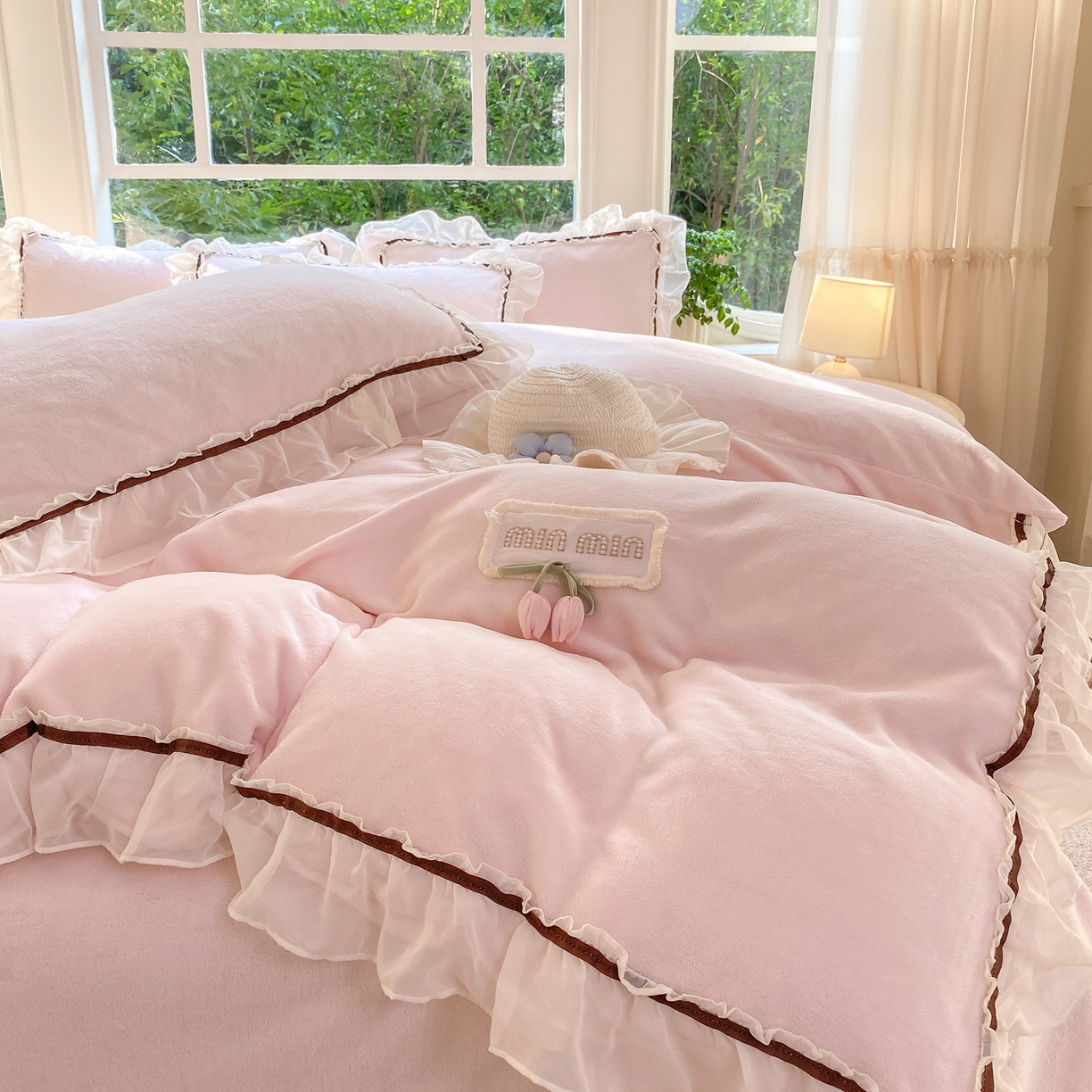 91家纺网 家纺一手货源 找家纺 二八年华 2025新款韩式花边款牛奶绒四件套 粉玉