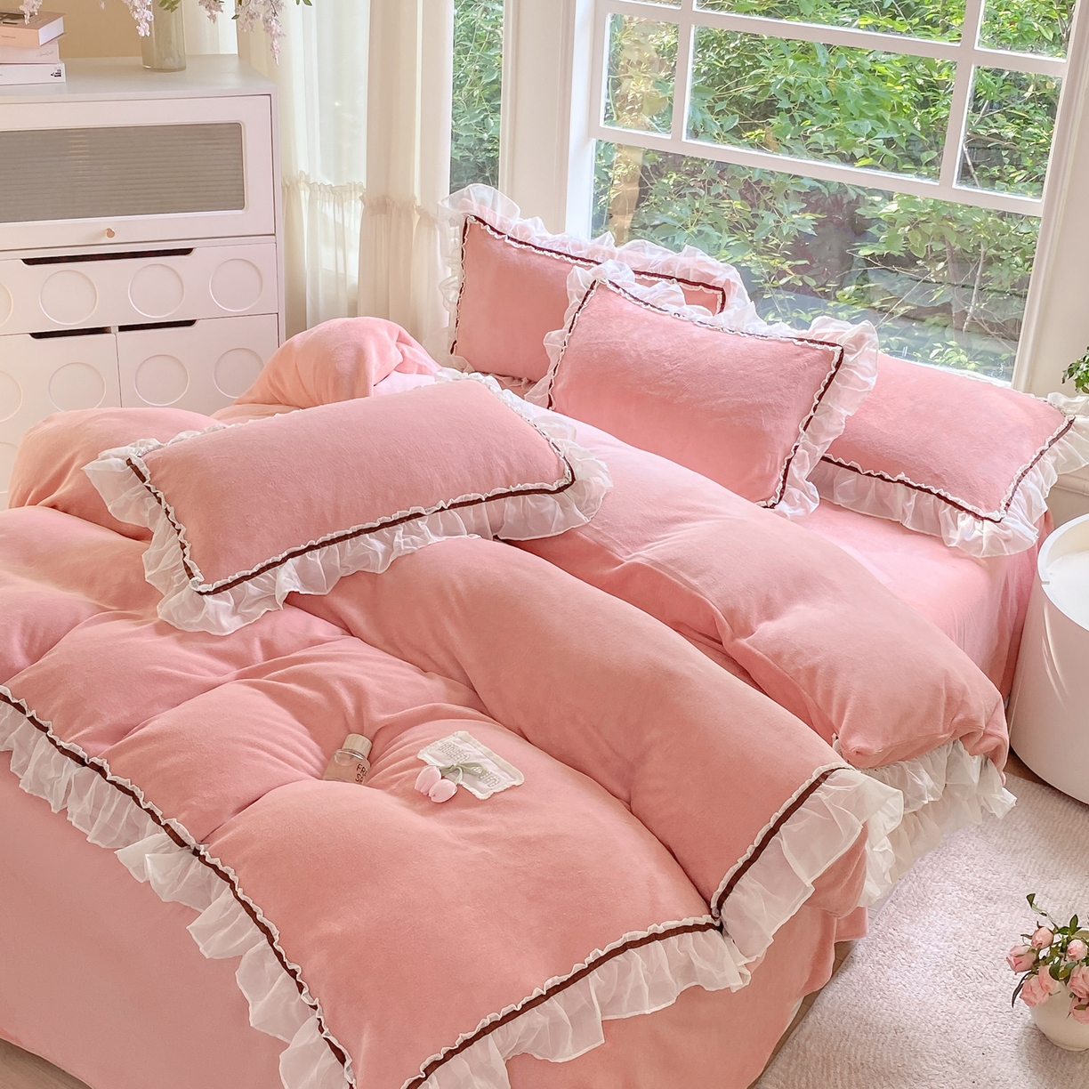 91家纺网 家纺一手货源 找家纺 二八年华 2025新款韩式花边款牛奶绒四件套 豆沙