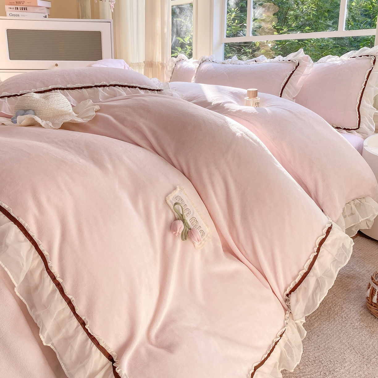 91家纺网 家纺一手货源 找家纺 二八年华 2025新款韩式花边款牛奶绒四件套 粉玉