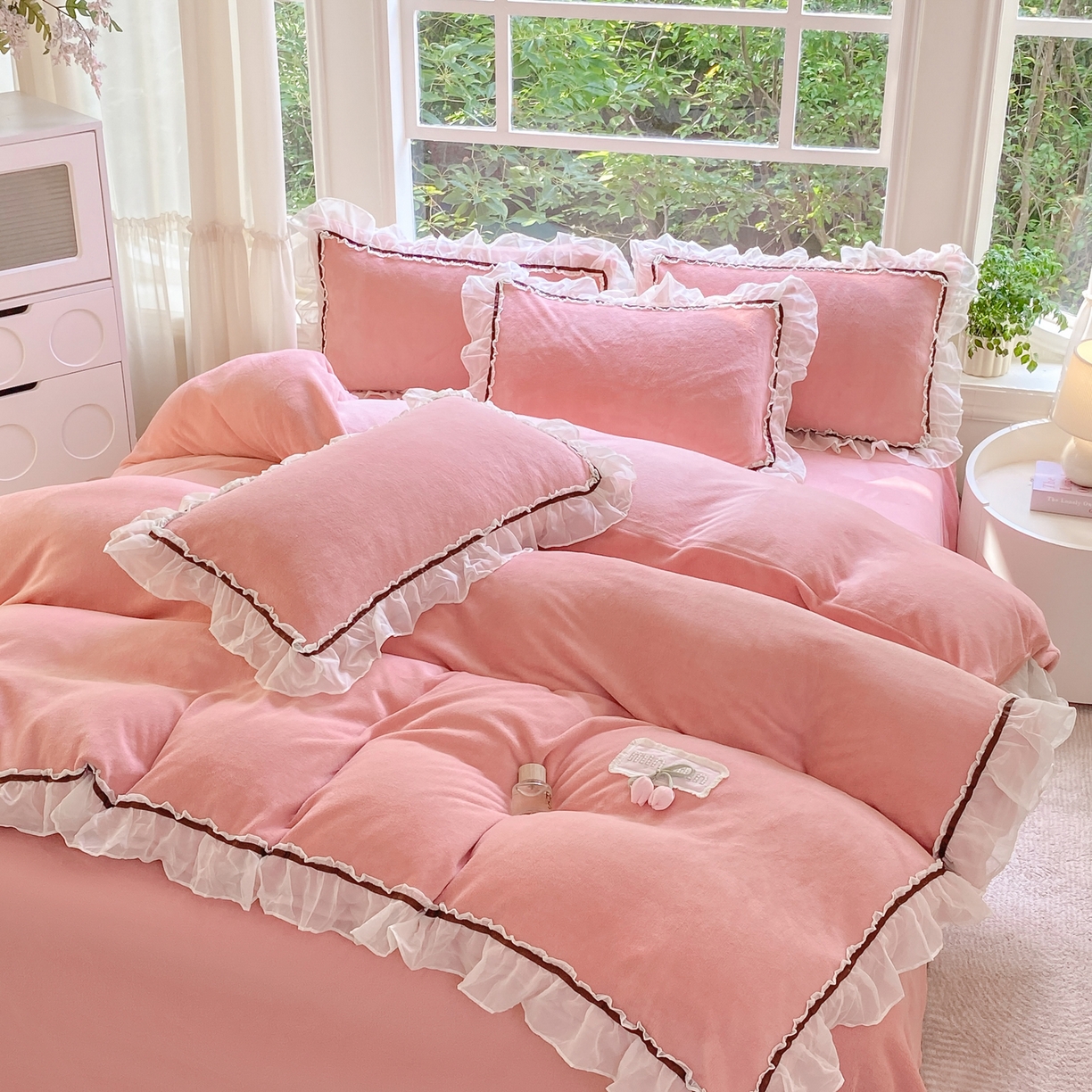 91家纺网 家纺一手货源 找家纺 二八年华 2025新款韩式花边款牛奶绒四件套 豆沙