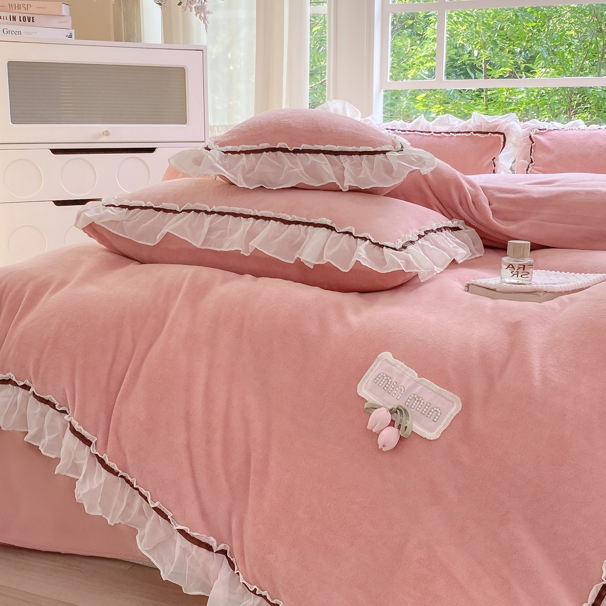 91家纺网 家纺一手货源 找家纺 二八年华 2025新款韩式花边款牛奶绒四件套 豆沙