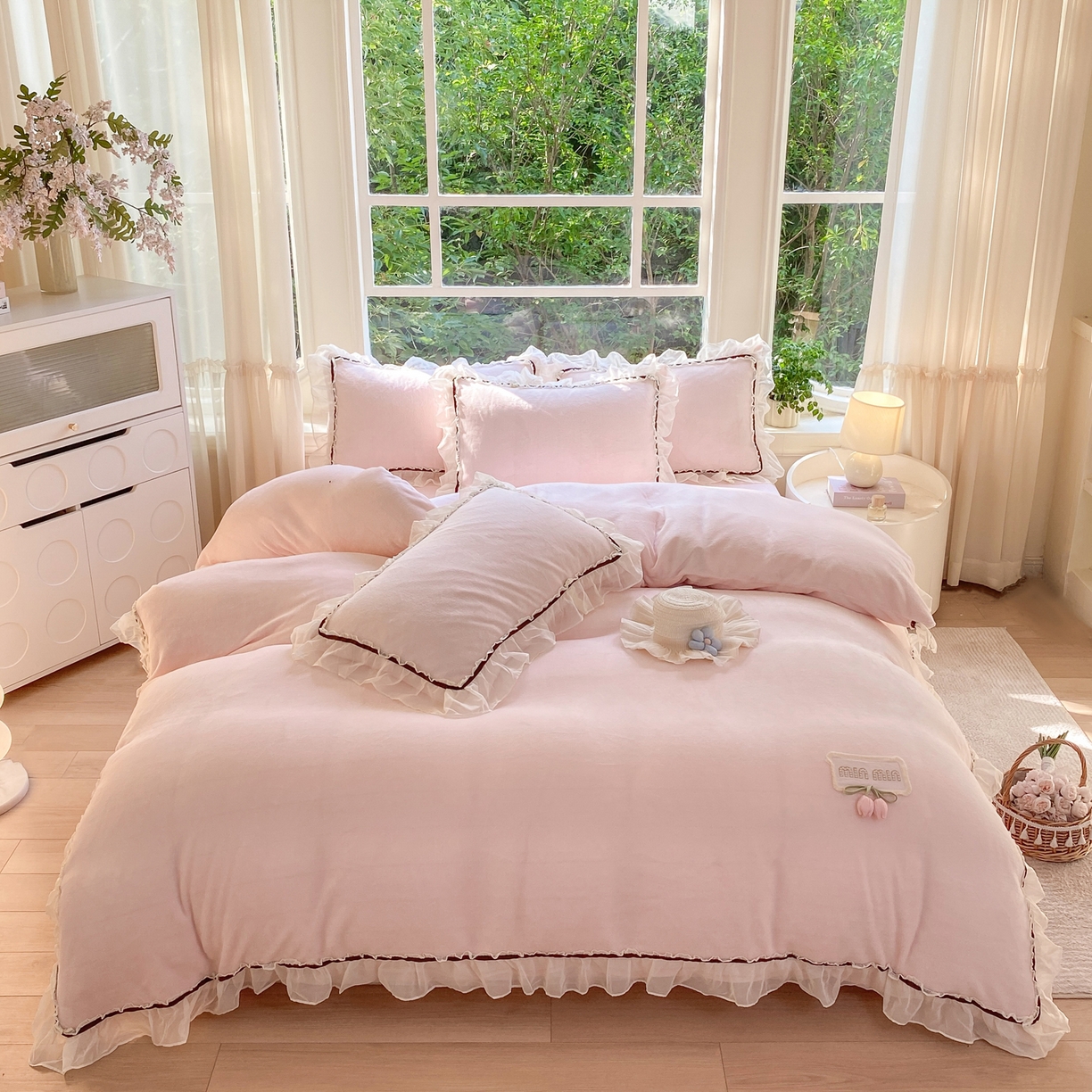 91家纺网 家纺一手货源 找家纺 二八年华 2025新款韩式花边款牛奶绒四件套 粉玉