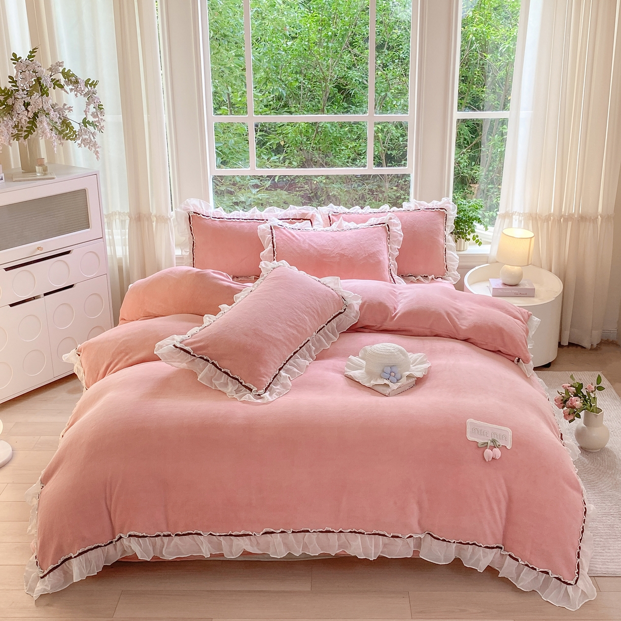 91家纺网 家纺一手货源 找家纺 二八年华 2025新款韩式花边款牛奶绒四件套 豆沙