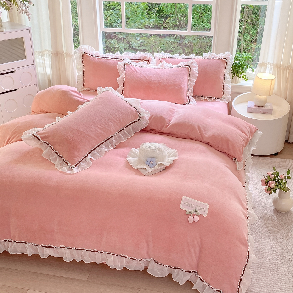 91家纺网 家纺一手货源 找家纺 二八年华 2025新款韩式花边款牛奶绒四件套 豆沙