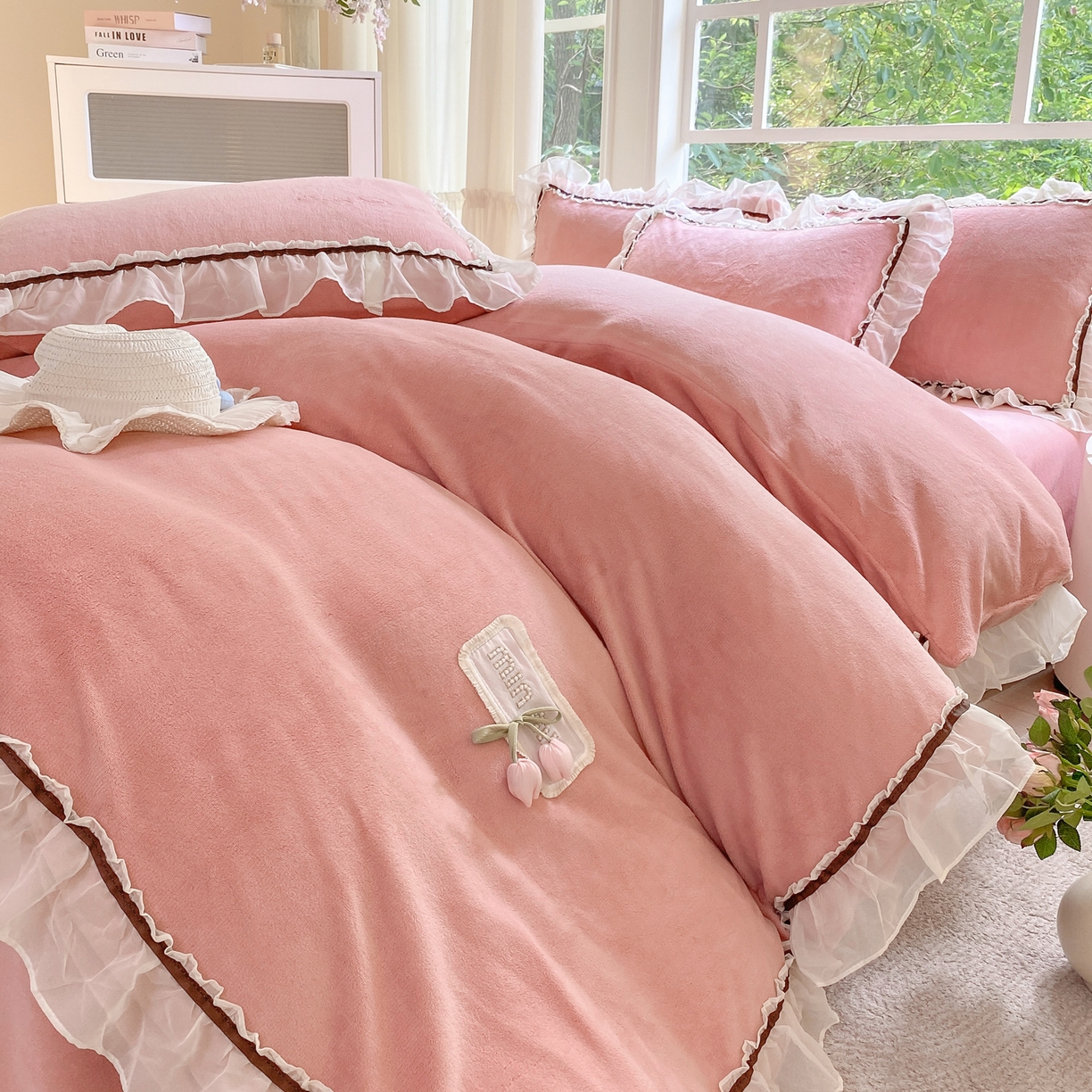 91家纺网 家纺一手货源 找家纺 二八年华 2025新款韩式花边款牛奶绒四件套 豆沙