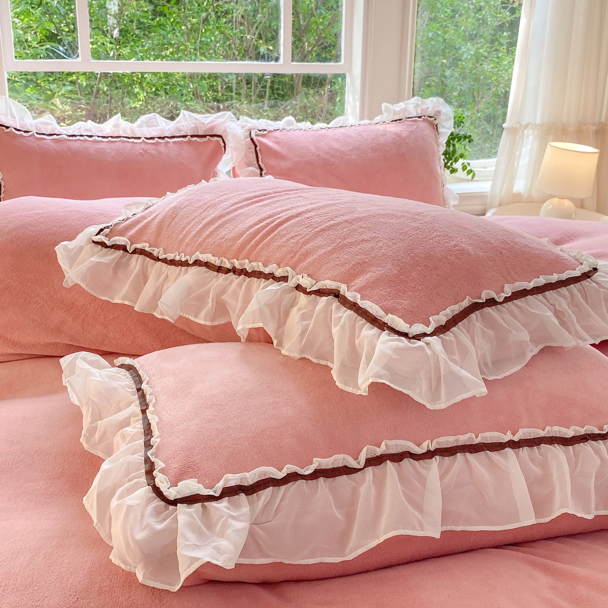 91家纺网 家纺一手货源 找家纺 二八年华 2025新款韩式花边款牛奶绒四件套 豆沙