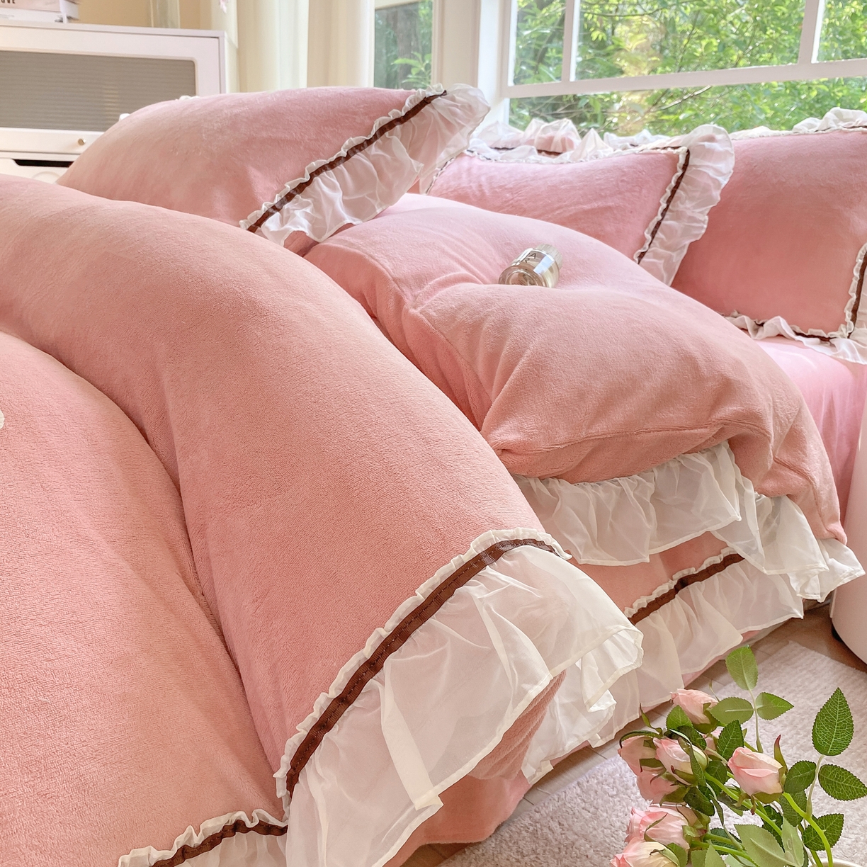 91家纺网 家纺一手货源 找家纺 二八年华 2025新款韩式花边款牛奶绒四件套 豆沙