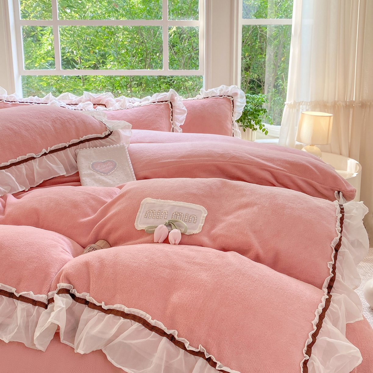 91家纺网 家纺一手货源 找家纺 二八年华 2025新款韩式花边款牛奶绒四件套 豆沙