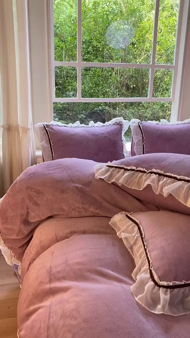 91家纺网 家纺一手货源 找家纺 二八年华 2025新款韩式花边款牛奶绒四件套 鸢紫