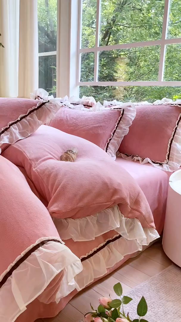 91家纺网 家纺一手货源 找家纺 二八年华 2025新款韩式花边款牛奶绒四件套 豆沙