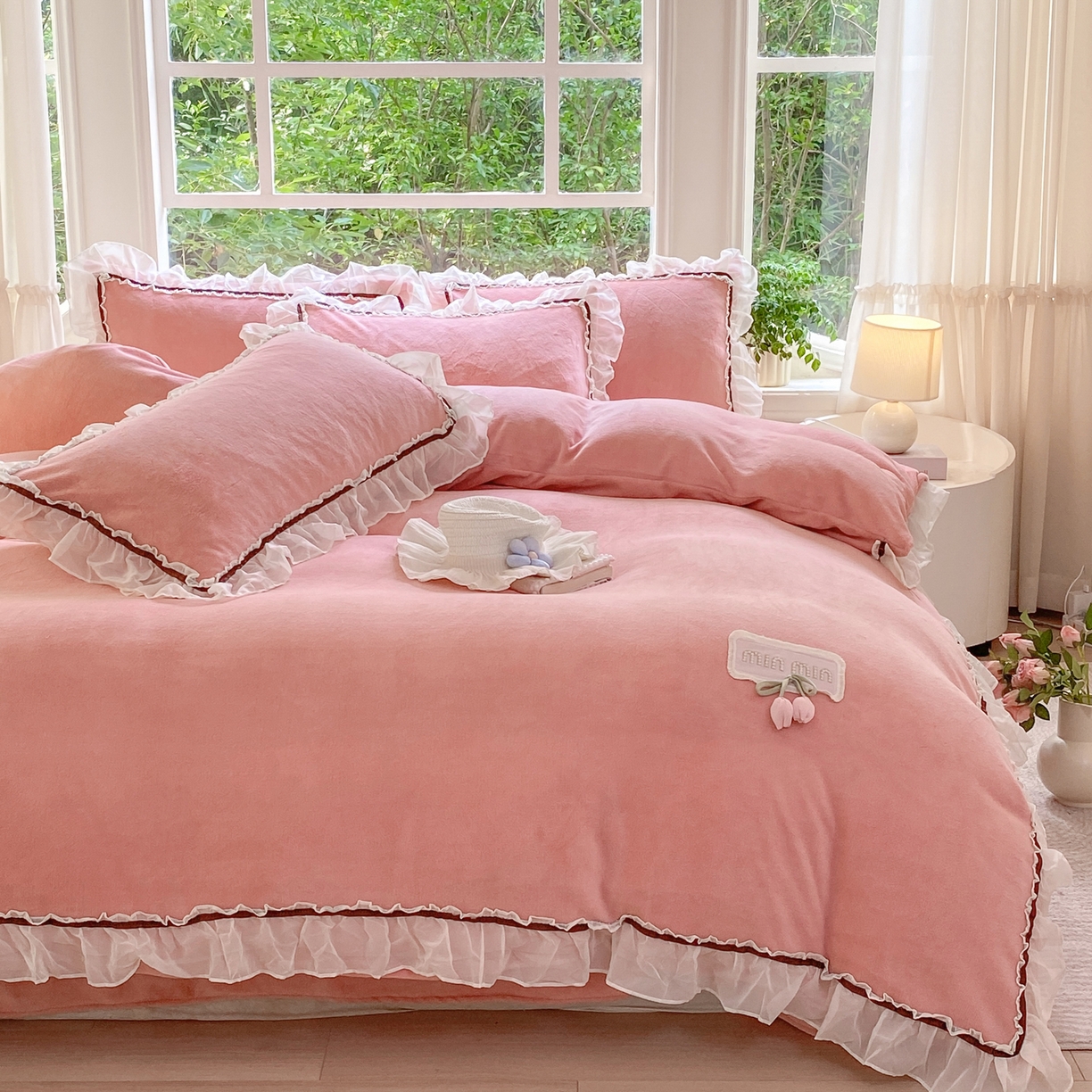 91家纺网 家纺一手货源 找家纺 二八年华 2025新款韩式花边款牛奶绒四件套 豆沙