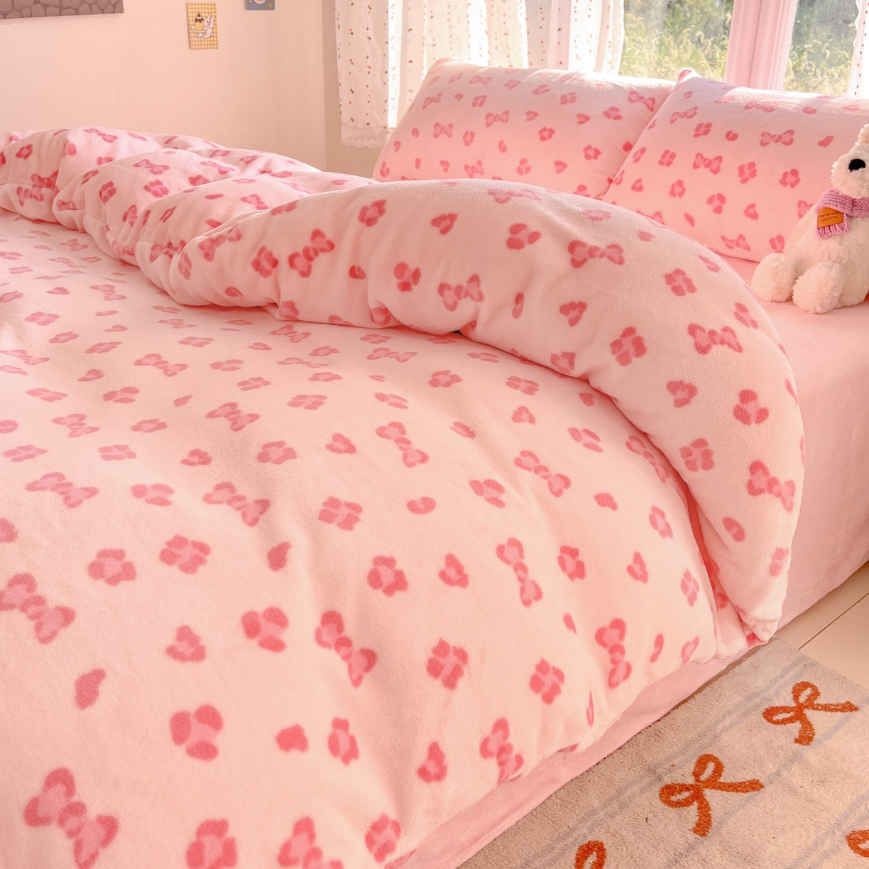 91家纺网 家纺一手货源 找家纺 麦伦家居 2025新款双面200g牛奶绒四件套 花花蝴蝶结-粉