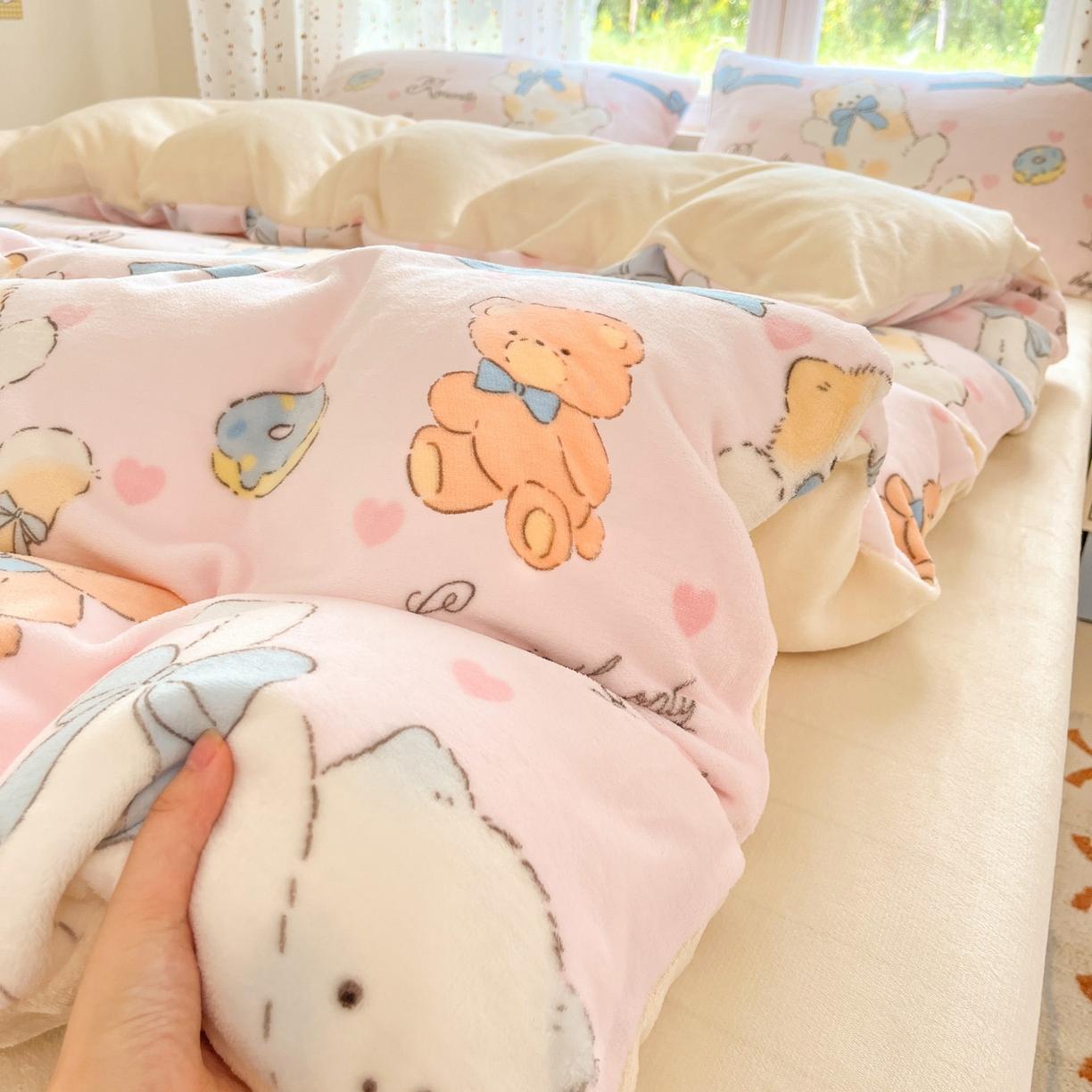 91家纺网 家纺一手货源 找家纺 麦伦家居 2025新款双面200g牛奶绒四件套 甜系萌友