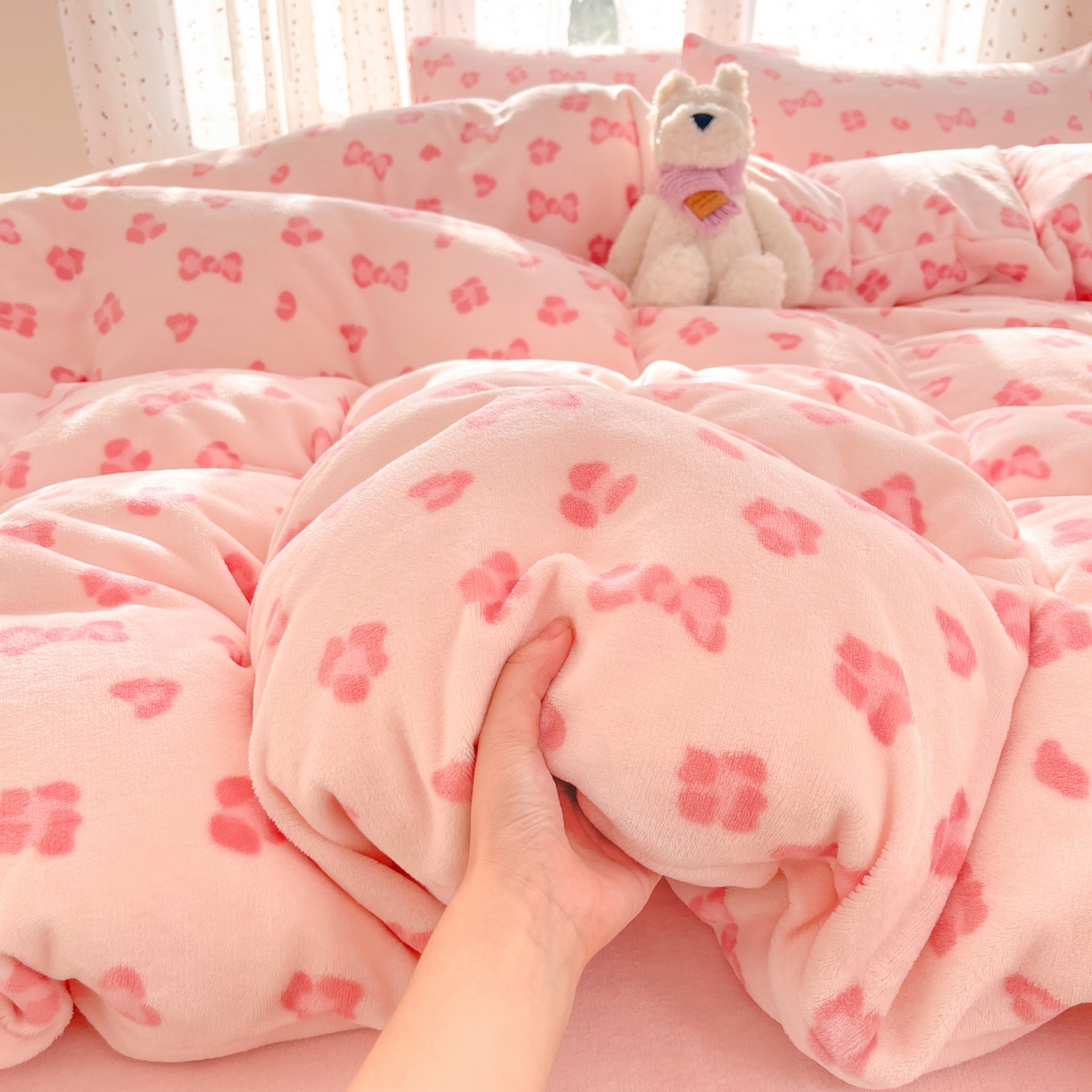 91家纺网 家纺一手货源 找家纺 麦伦家居 2025新款双面200g牛奶绒四件套 花花蝴蝶结-粉