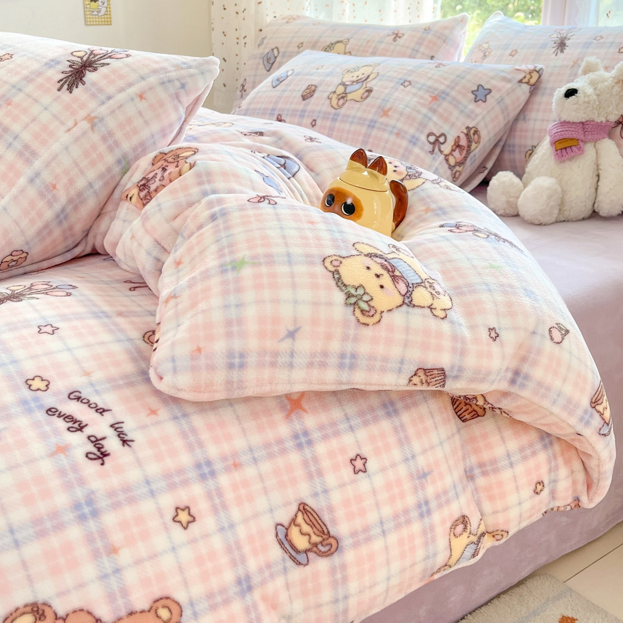 91家纺网 家纺一手货源 找家纺 麦伦家居 2025新款双面200g牛奶绒四件套 小熊甜甜圈