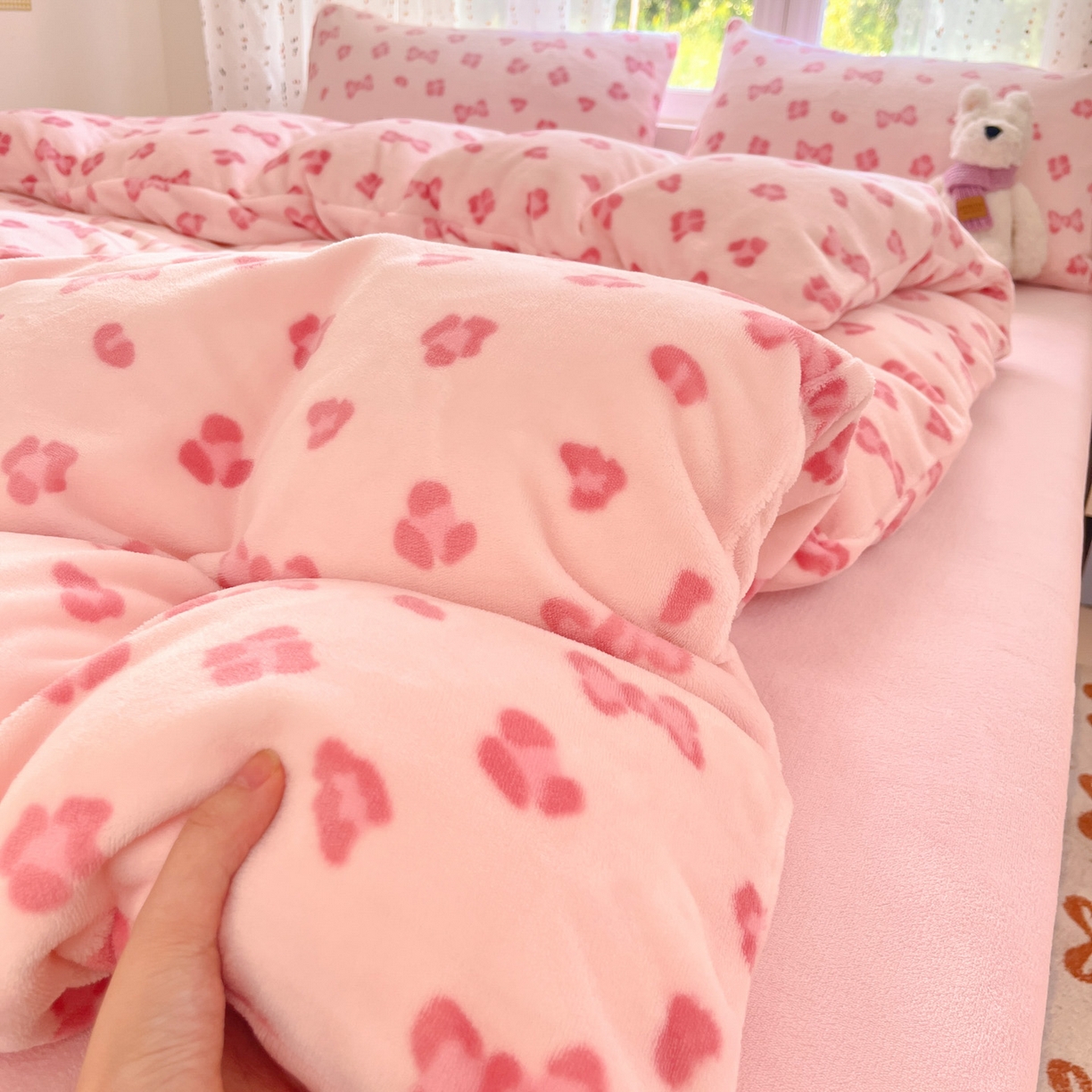 91家纺网 家纺一手货源 找家纺 麦伦家居 2025新款双面200g牛奶绒四件套 花花蝴蝶结-粉