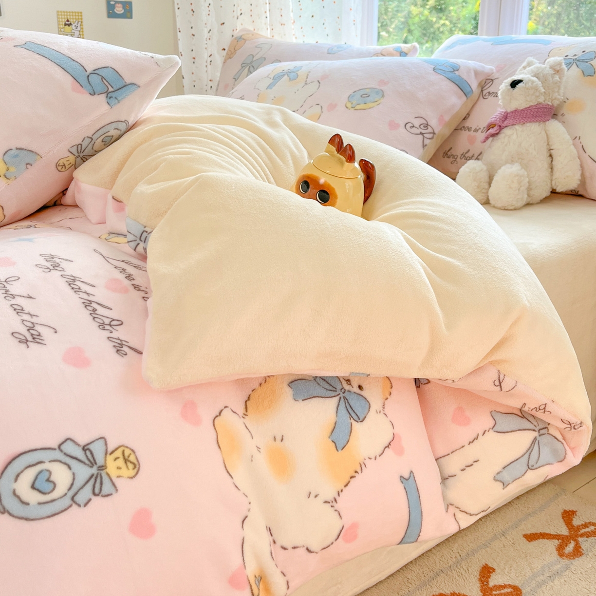 91家纺网 家纺一手货源 找家纺 麦伦家居 2025新款双面200g牛奶绒四件套 甜系萌友