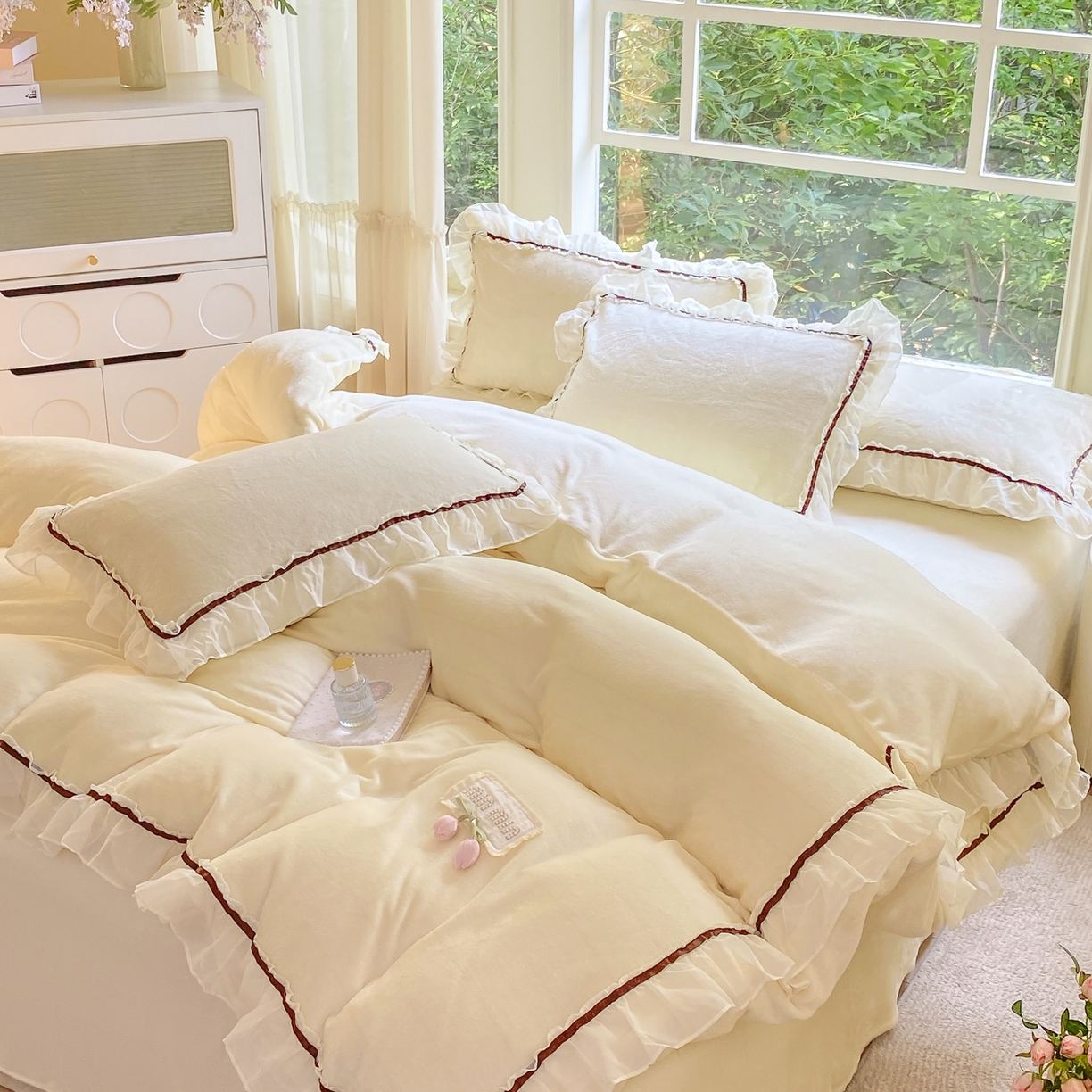 91家纺网 家纺一手货源 找家纺 二八年华 2025新款韩式花边款牛奶绒四件套 鹅黄