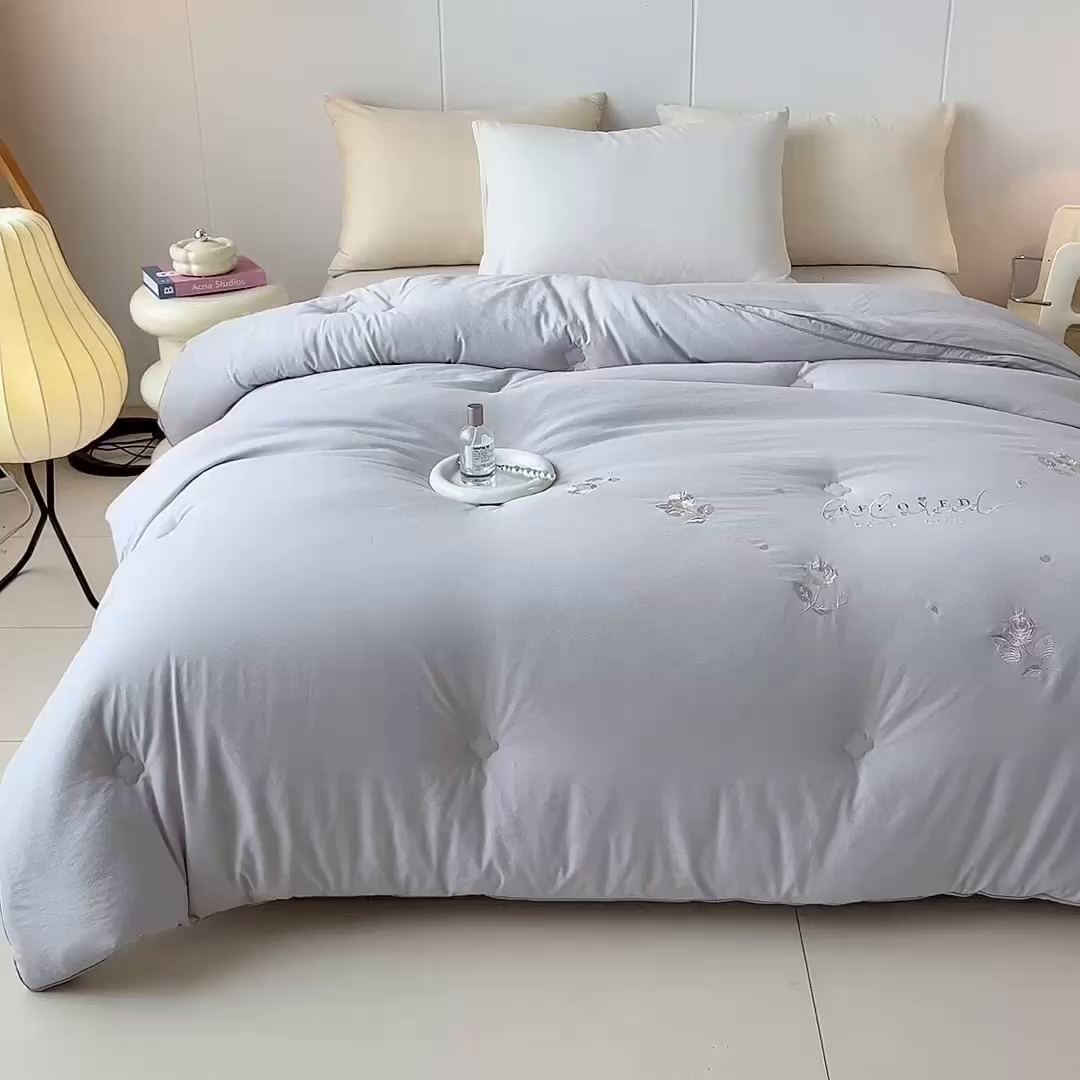 91家纺网 家纺一手货源 找家纺 （总）仲旺居家纺 2025新款舒卡棉绣花冬被中式小花简约高级玫瑰婚嫁立体边被子被芯四季被