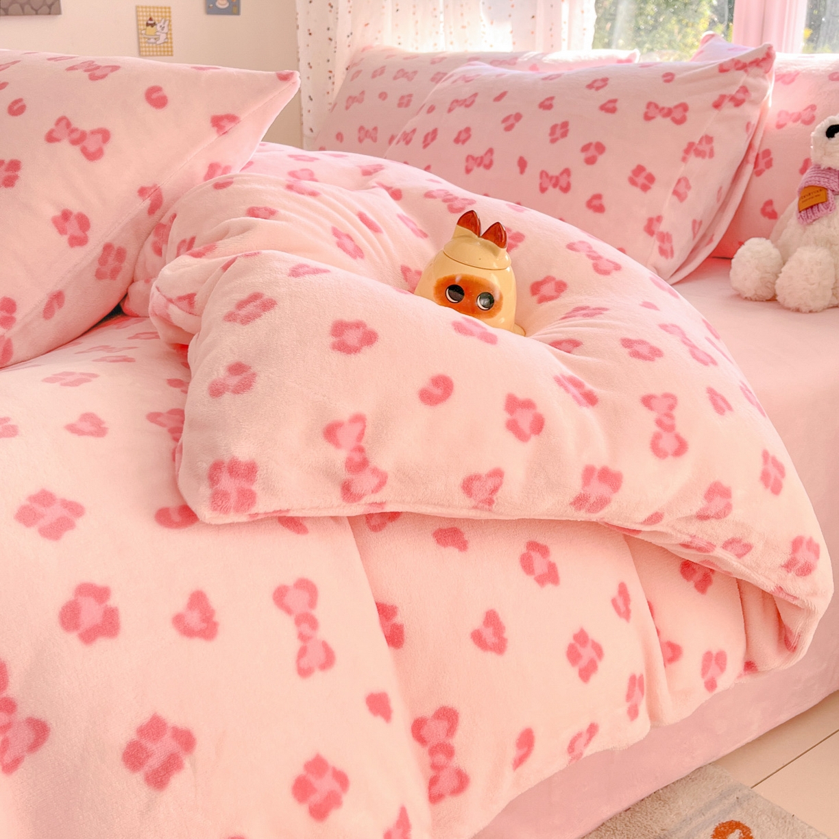 91家纺网 家纺一手货源 找家纺 麦伦家居 2025新款双面200g牛奶绒四件套 花花蝴蝶结-粉